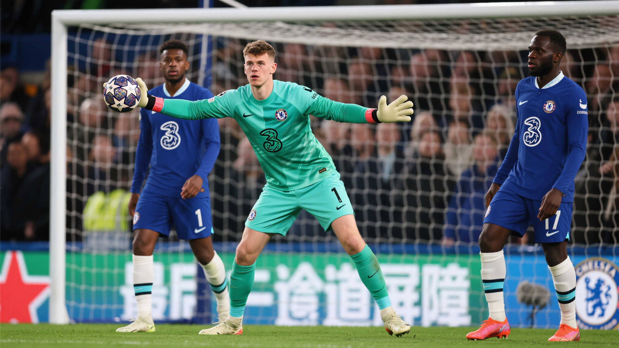 一直以来，由于科帕与孟迪状态起伏问题频现，切尔西迫